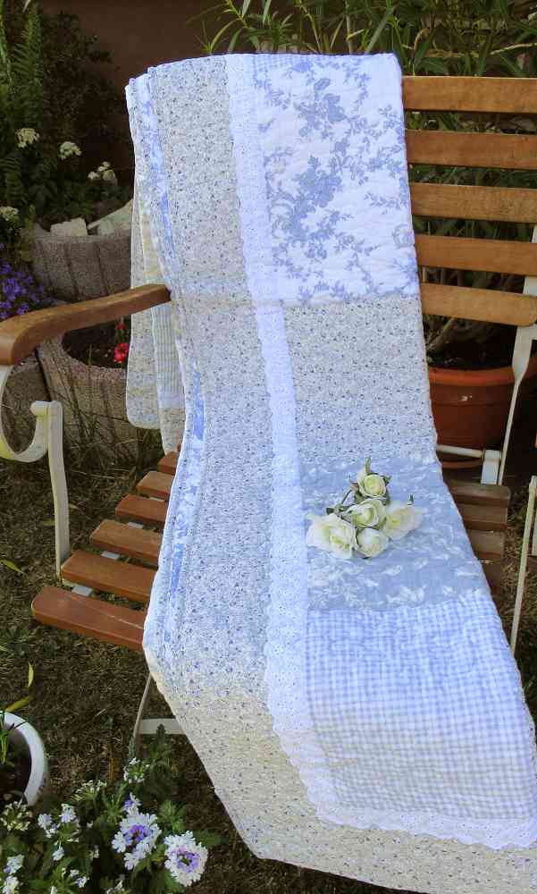 Quilt Decke Plaid mit blauem COTTAGE - Blumenmuster BLUE